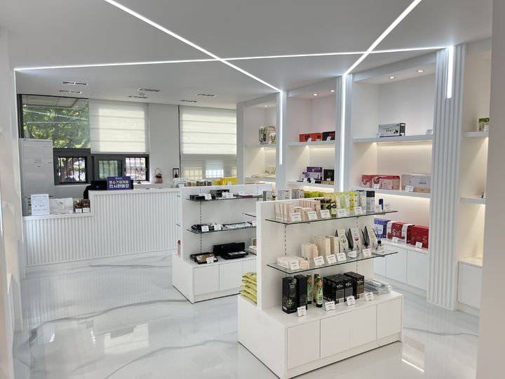 [청주=뉴시스] 충북도청 신관 1층에 있는 중소기업제품전시판매장. (사진=충북도 제공) 2026.04.15. photo@newsis.com *재판매 및 DB 금지