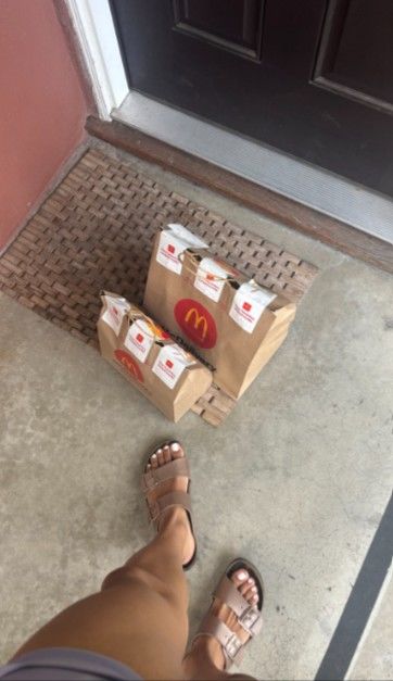 [서울=뉴시스] 미국 로스앤젤레스의 한 음식 배달원이 배달 인증 사진에 자신의 발을 노출해 팁 수입을 올린다는 사연이 화제다. (사진=스레드 캡처) *재판매 및 DB 금지