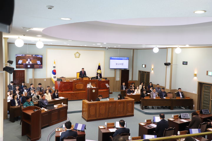 [창원=뉴시스]제319회 함안군의회 임시회 개회. (사진=함안군의회 제공) 2026.04.15.photo@newsis.com *재판매 및 DB 금지