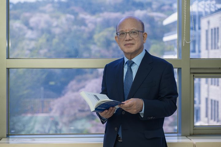 [서울=뉴시스] 천고법치문화재단은 신임 이사장으로 박한철 전 헌법재판소장(사법연수원 13기)을 위촉했다고 15일 밝혔다. (사진=천고법치문화재단 제공) 2026.04.15. photo@newsis.com *재판매 및 DB 금지