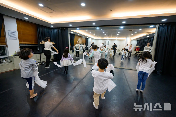 [서울=뉴시스]어린이들이 광진문화재단 창작공간에서 문화예술교육 프로그램 '가가호호'의 'K-POP과 함께하는 한국무용' 수업을 듣고 있다. (사진=광진문화재단 제공)