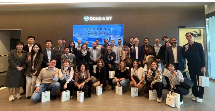 [서울=뉴시스] 동아에스티 송도연구소에서 콘핀두스트리아 소속 대표단과 동아에스티 임직원이 기념사진을 촬영하고 있다. (사진=동아에스티 제공) 2026.4.15. photo@newsis.com *재판매 및 DB 금지