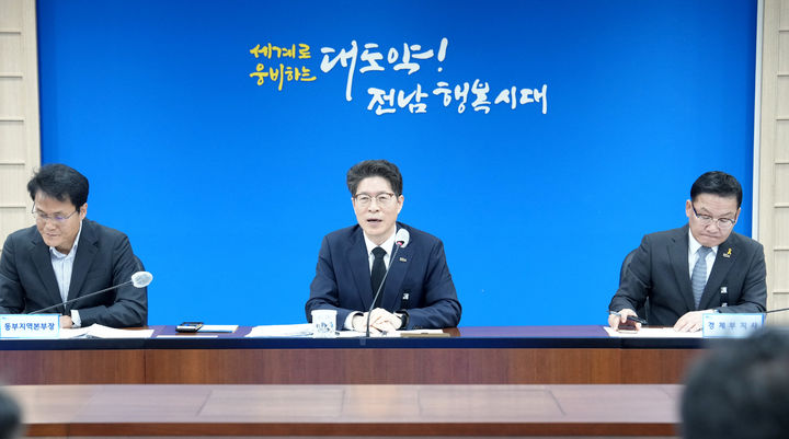 [무안=뉴시스] 황기연 전남지사 권한대행(사진 가운데)이 15일 청사 서재필에서 실국장 정책회의를 주재하고 있다. (사진 = 전남도 제공). 2026.04.15. photo@newsis.com *재판매 및 DB 금지