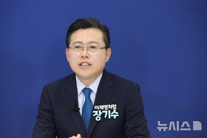 [천안=뉴시스] 최영민 기자=장기수 민주당 천안시장 예비후보가 15일 열린 천안시장 후보 토론회에 참석해 발언을 하고 있다. 2026.04.15 ymchoi@newsis.com