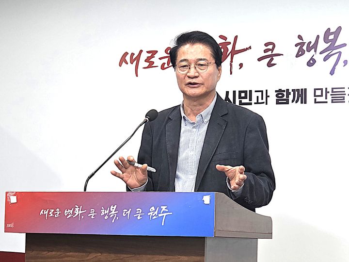 [원주=뉴시스] 이덕화 기자 = 15일 원창묵 전 원주시장이 제9대 원주시장 선거를 끝으로 공직 후보로서의 도전을 내려놓겠다며 사실상 정계 은퇴를 선언하고 있다. 2026.04.15. wonder8768@newsis.com *재판매 및 DB 금지