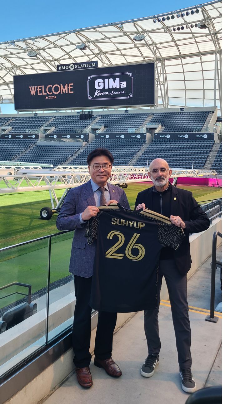 [서울=뉴시스] 이승룡 수협중앙회 경제사업 부대표와 래리 프리드먼 LAFC 공동대표는 14일(현지 시각) 미국 캘리포니아주 LAFC 홈구장인 BMO 스타디움에서 공식 파트너십을 체결하고 기념사진을 촬영하고 있다. (사진=수협중앙회 제공) 2026.04.15. photo@newsis.com *재판매 및 DB 금지