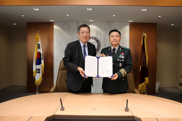 [서울=뉴시스] 윤도영(왼쪽) 광운대 총장과 박후성 육군사관학교장이 지난 13일 업무협약식에서 기념 사진을 촬영하고 있다. (사진=광운대 제공) 2026.04.15. photo@newsis.com *재판매 및 DB 금지