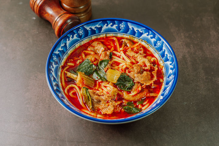 [서울=뉴시스] 중국 저장성 항저우의 여러 식당들이 비용 절감을 위해 다양한 요리를 조리할 수 있는 인공지능(AI) 로봇을 도입했다. (사진=유토이미지)