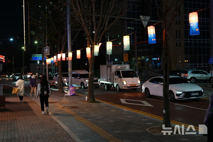 [오산=뉴시스] 오산시 도로변에 설치된 '창사초롱' 모습 (사진=오산시 제공) 2026.04.15.photo@newsis.com 