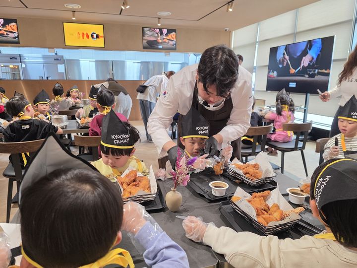 [서울=뉴시스] 14일 경기도 오산 교육장에서 진행된 ‘지역사회와 함께하는 교촌1991스쿨’에서 시립잔다리어린이집 아이들이 치킨 소스 바르기 체험을 하고 있다.(사진=교촌에프앤비) *재판매 및 DB 금지
