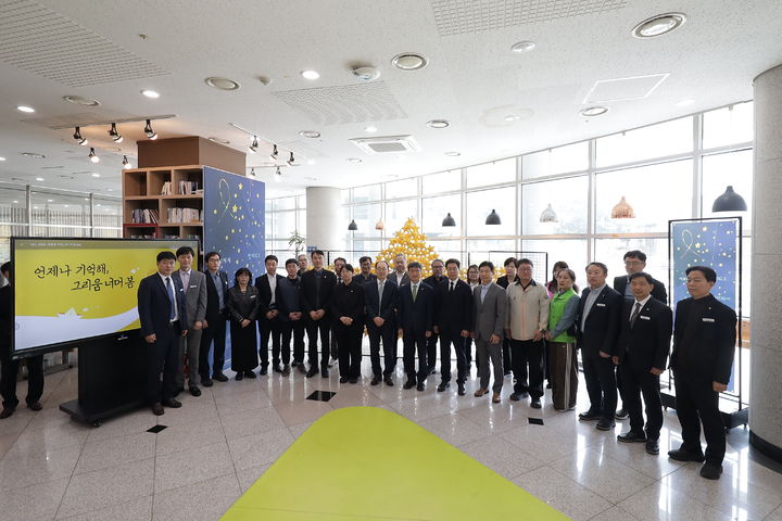 [울산=뉴시스] 천창수 울산시교육감과 부서장, 노동조합 대표들이 15일 울산교육청 책마루에서 열린 '세월호 참사 12주기 추모 행사'에 참석해 기념사진을 찍고있다. (사진=울산시교육청 제공) 2026.04.15. photo@newsis.com *재판매 및 DB 금지
