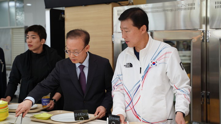 [서울=뉴시스] 식품의약품안전처는 충북 진천 국가대표선수촌에서 '집단급식소 식품안심업소 일괄 지정식'을 개최하고, 총 176개 집단급식소를 식품안심업소로 지정했다고 15일 밝혔다. (사진=식약처 제공) 2026.04.15. photo@newsis.com *재판매 및 DB 금지