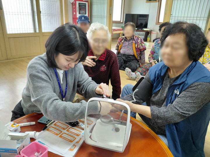 [창녕=뉴시스] 경로당에서 어르신들의 혈압을 측정하는 건강교실을 운영하고 있다. (사진= 창녕군 제공) 2026.04.15. photo@newsis.com *재판매 및 DB 금지