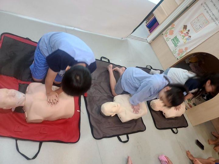 [서울=뉴시스]서대문구의 ‘찾아가는 안전교육’ 중 응급처치 교육 모습. (사진=서대문구 제공) 2026.04.15. photo@newsis.com *재판매 및 DB 금지