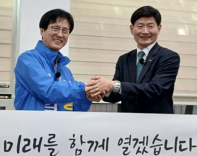 [대전=뉴시스] 조명휘 기자 = 성광진(왼쪽) 대전교육감 예비후보와 김영진 대전대교수가 15일 대전시의회 기자실에서 합동 기자회견을 열고 있다. 2026.04.15. photo@newsis.com *재판매 및 DB 금지