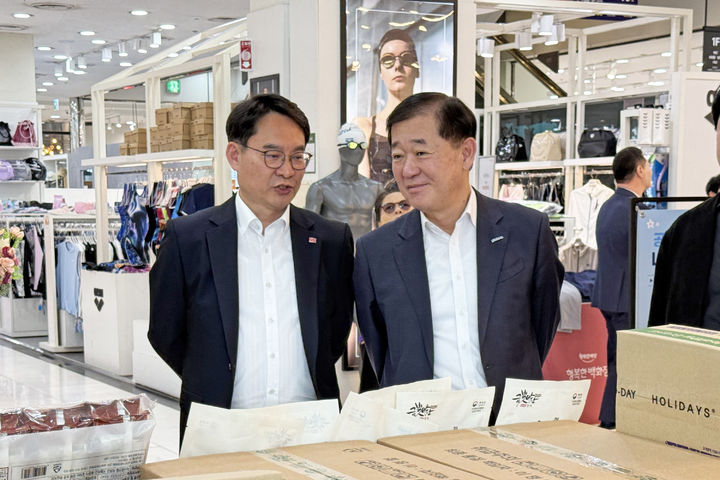 [서울=뉴시스]이일용 공영홈쇼핑 대표이사와 이태식 한국중소벤처기업유통원 대표이사.(사진=한국중소벤처기업유통원 제공) 2026.04.15. photo@newsis.com *재판매 및 DB 금지