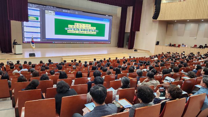 [진주=뉴시스] 경남과학교육원 과학포럼 기조강연. (사진=경남과학교육원 제공) 2026.04.15. photo@newsis.com *재판매 및 DB 금지
