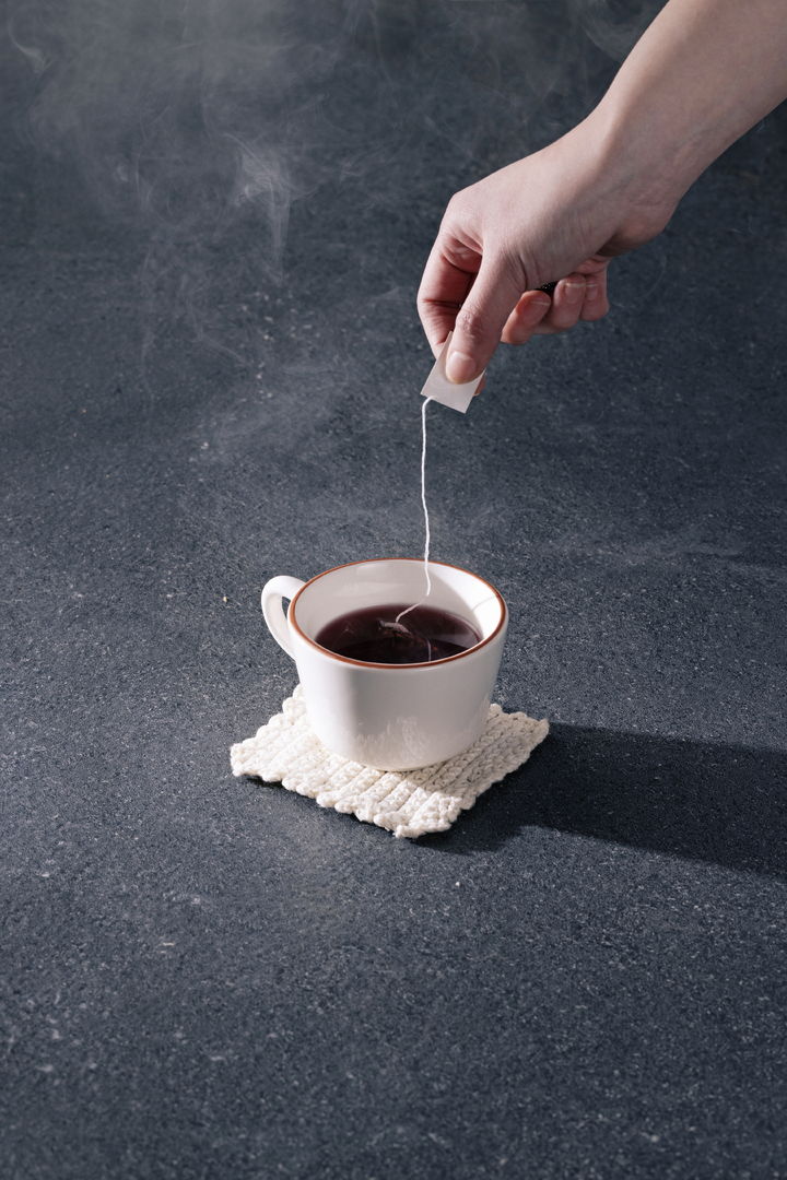 [서울=뉴시스] 미국의 항공사인 '알래스카 항공(Alaska Airlines)'이 비행 중 8세 어린이에게 뚜껑을 덮지 않은 뜨거운 차를 제공해 심각한 화상을 입힌 혐의로 소송에 휘말렸다. (사진=유토이미지) *재판매 및 DB 금지