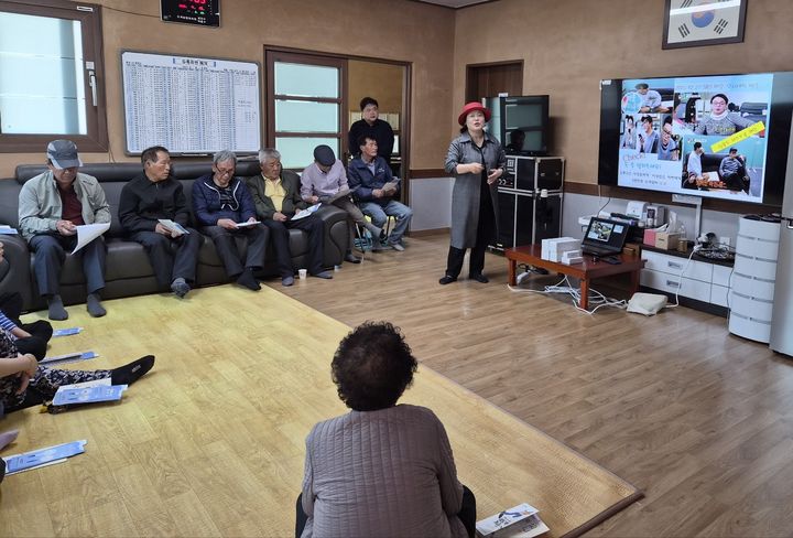 [강릉=뉴시스] 15일 캠코 강원지역본부가 삼척시공동체종합지원센터와 공동으로 삼척시 도계읍 흥전1리 마을회관에서 '캠코 안전지킴이와 함께하는 주민 생활 안전교육'을 실시하고 있다.(사진=켐코 강원본부 제공)photo@newsos.com *재판매 및 DB 금지