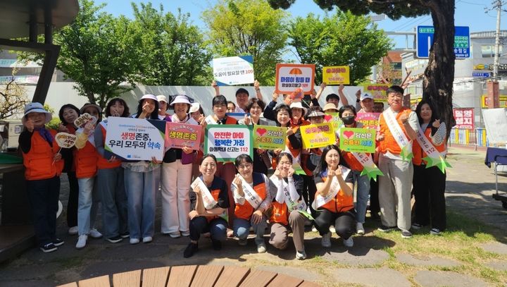 [밀양=뉴시스] 생명존중 캠페인 참여자들이 기념촬영을 하고 있다. (사진=밀양시 제공) 2026.04.15. photo@newsis.com *재판매 및 DB 금지