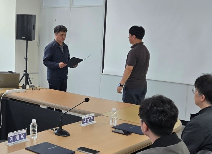 [하남=뉴시스] 조경철 한강유역환경청 화학안전관리단장이 15일 경기 시흥시 시흥비지니스센터 대회의실에서 화학사고 예방 안심컨설팅 자문위원에게 위촉장을 수여하고 있다. (사진=한강유역환경청 제공) 2026.04.15. photo@newsis.com *재판매 및 DB 금지