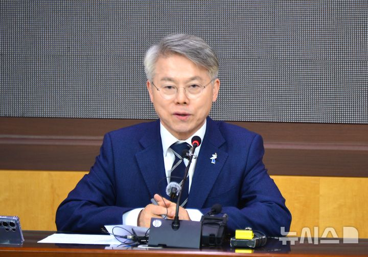 [순천=뉴시스] 김석훈 기자 = 더불어민주당 전남광주통합특별시장 후보자로 선출된 민형배 의원이 15일 순천시청 소회의실에서 기자회견을 열고 전남광주 대도약을 위한 3대 비전을 제시하고 있다. 2026.04.15. kim@newsis.com