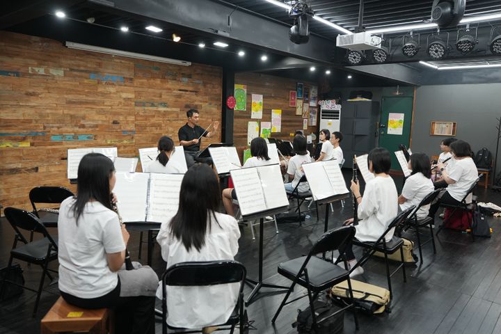 [서울=뉴시스] 한화청소년오케스트라 단원들이 정규 교육시간에 참여해 악기 레슨에 열중하고 있는 모습. (사진=한화그룹 제공) 2026.04.15 photo@newsis.com *재판매 및 DB 금지