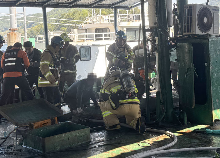 [통영=뉴시스] 신정철 기자= 15일 오전 9시 40분께 경남 통영시 도산면 분지포항 내 계류중이던 통영선적 66t급 기선선인망어선 A호에서 화재가 발생. 통영해양경찰서가 긴급 대응에 나섰다.사진은 통영해경과 소방당국이 A호 기관실 화재를 진화하고 있는 모습.(사진=통영해경 제공).2026.04.15. phptp@newsis.com *재판매 및 DB 금지