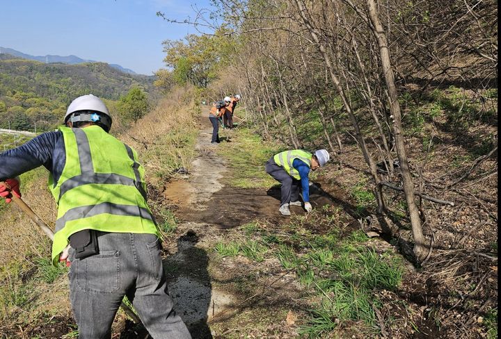 [대구=뉴시스] 대구시 수성구는 우기를 앞두고 집중호우로 인한 사면 붕괴 등 재해를 예방하기 위해 사면 정비를 추진한다. (사진 = 대구시 수성구 제공) 2026.04.15. photo@newsis.com *재판매 및 DB 금지