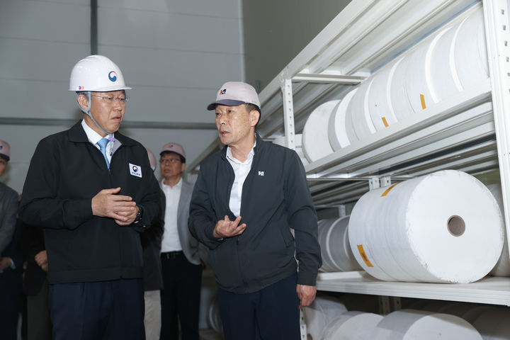 [서울=뉴시스] 단열재 창호 수급 현황을 점검하는 김이탁 국토부 제1차관. (출처=국토부0 2026.04.15. photo@newsis.com *재판매 및 DB 금지