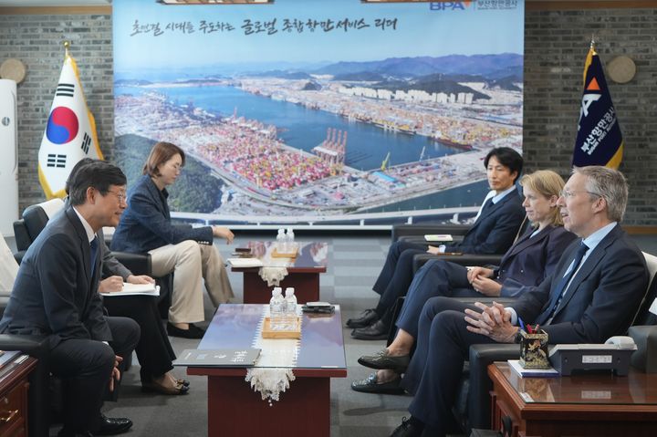 [부산=뉴시스] 15일 부산항만공사 본사에서 송상근 공사 사장과 페이터 반 더 블리트(Peter van der Vliet) 주한 네덜란드 대사, 네덜란드 투자진흥청(NFIA) 대표단이 이야기를 나누고 있다. (사진=부산항만공사 제공) 2026.04.15. photo@newsis.com *재판매 및 DB 금지