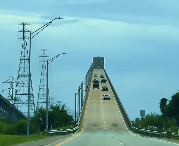 [서울=뉴시스] 미국 텍사스 주에 위치한 '레인보우 브리지'는 가파른 경사로 유명하며 최근 주요 구조 보강 공사를 마치고 재개통됐다. (사진='ChadBustaliño' 틱톡 계정 캡처)