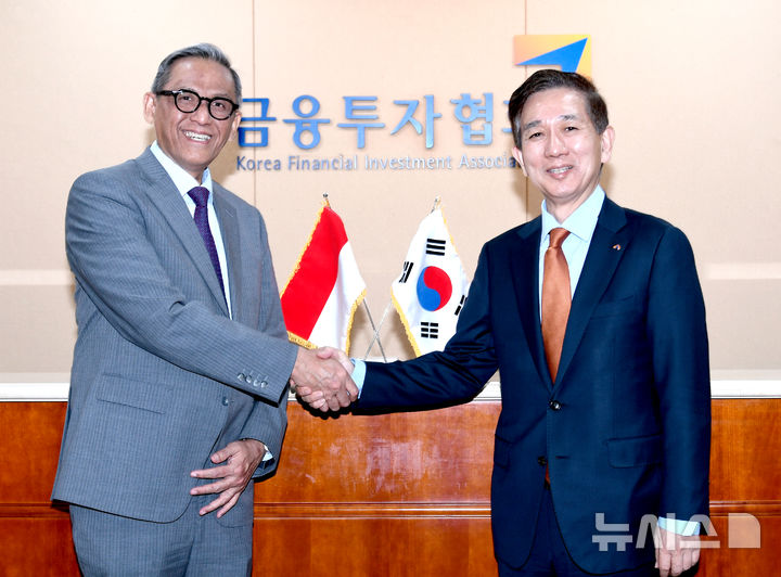[서울=뉴시스](사진 왼쪽부터)체쳅 헤라완 주한 인도네시아 대사와 황성엽 금융투자협회장이 15일 인도네시아 신수도 이전 사업 등 양국간 투자 협력을 위한 간담회를 진행한 뒤 기념사진을 찍고 있다. (사진=금융투자협회 제공) 2026.04.15. photo@newsis.com 