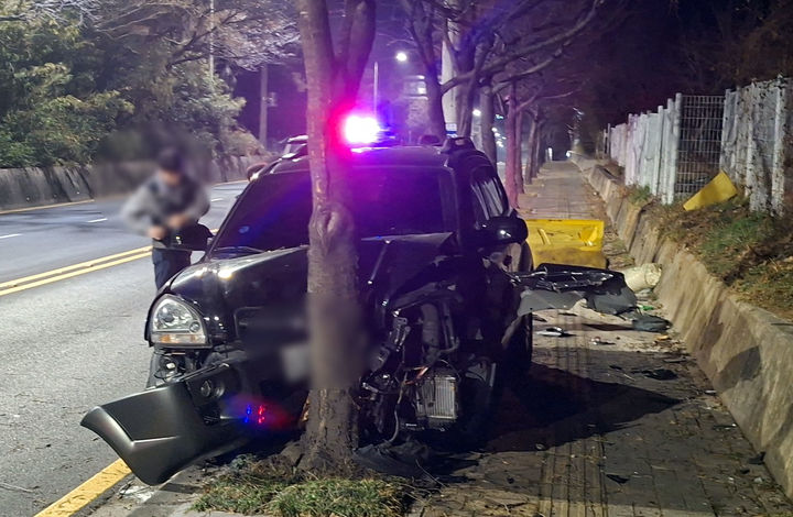 [부산=뉴시스] 지난달 7일 부산 금정구의 한 도로에서 10대들이 운전한 차량이 가로수를 들이받는 사고를 내 경찰이 조사 중이다. (사진=부산경찰청 제공) 2026.04.15. photo@newsis.com&nbsp; *재판매 및 DB 금지