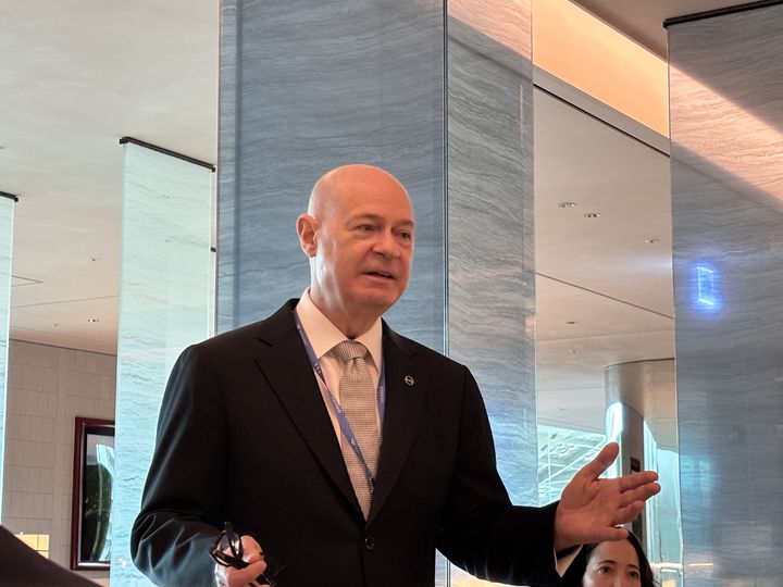 [인천=뉴시스] 신항섭 기자 = 데이빗 페이시 대한항공 부사장이 인천국제공항 제2여객터미널 프레스티지 서편 라운지 리뉴얼 방향성에 대해 설명하고 있다. 2026.04.15. hangseob@newsis.com *재판매 및 DB 금지