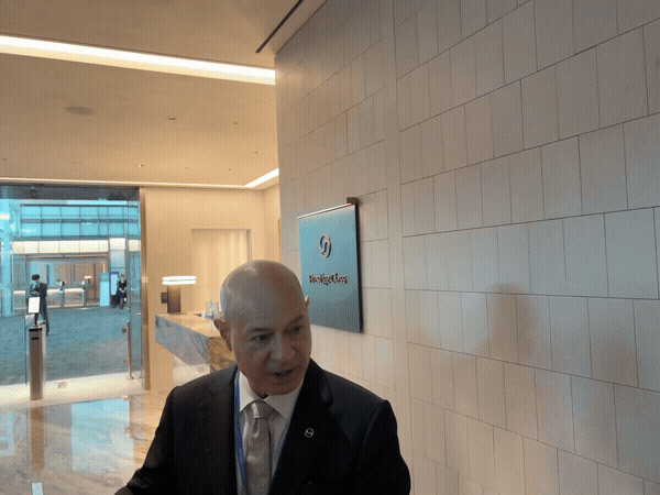 데이빗 페이시 대한항공 부사장이 기자들의 질문에 대답하고 있다. *재판매 및 DB 금지