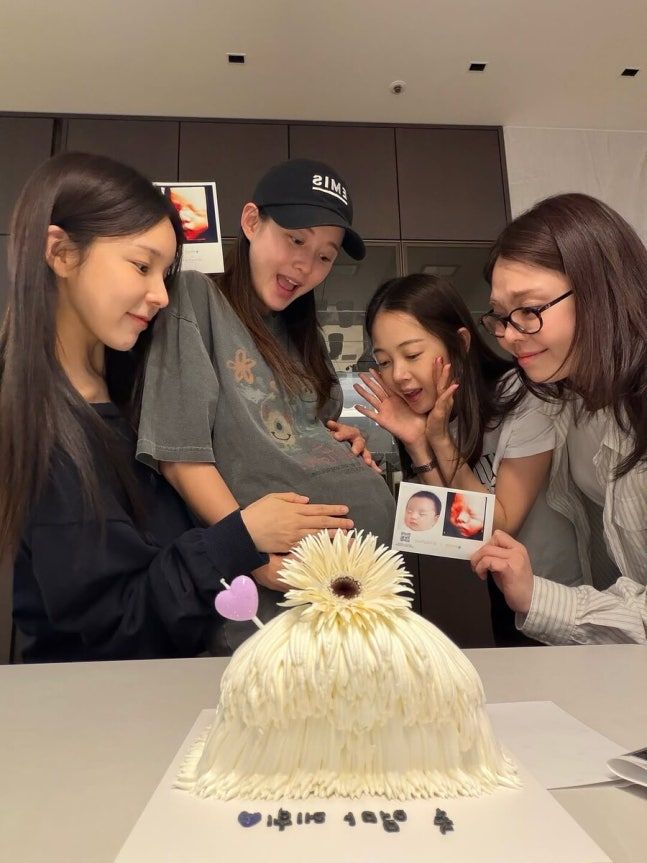 [서울=뉴시스] 출산을 앞둔 배우 남보라가 영화 '써니'에 함께 출연했던 동료 배우들이 준비한 베이비샤워(출산 전 파티) 현장을 공개했다. (사진=인스타그램 캡처) 2026.04.15. photo@newsis.com *재판매 및 DB 금지