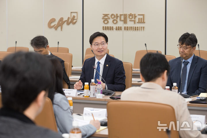 [서울=뉴시스]구혁채 과학기술정보통신부 제1차관이 15일 오후 서울 동작구 중앙대학교에서 열린 'R&amp;D 규제 합리화를 위한 연구자 간담회' 에서 청년 연구자들과 함께 R&amp;D 현장규제 합리화 방안을 논의하고 있다. (사진=과기정통부 제공)