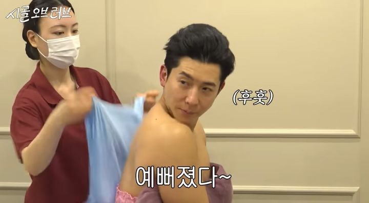 [서울=뉴시스] 가수 브라이언(45)이 개그맨 김해준(39)과 함께 유튜브 채널에 출연해 경락 마사지를 소개하며 효과를 강조했다. (사진=유튜브 더브라이언 캡처) *재판매 및 DB 금지