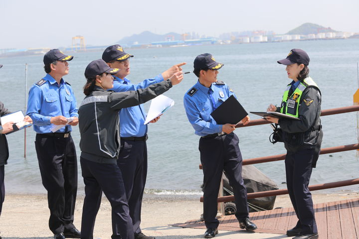[목포=뉴시스]백학선 서해해경청장이 15일 본격적인 행락철에 앞서 연안사고 예방을 위해 현장점검을 실시하고 있다. (사진=서해지방해양경찰청 제공) 2026.04.15. photo@newsis.com *재판매 및 DB 금지