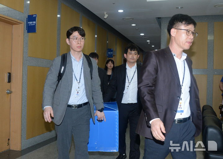 [전주=뉴시스] 김얼 기자 = 15일 전북 전주시 전북특별자치도의회 김슬지 도의원실을 찾은 전북경찰청 반부패경제범죄수사대 경찰관들이 '이원택 더불어민주당 전북특별자치도지사 예비후보 식비 대납' 관련 압수수색을 마치고 장내를 빠져나가고 있다. 2026.04.15. pmkeul@newsis.com