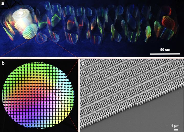 성균관대학교 선도연구센터 조규진·김인기 교수 연구팀과 포항공과대학교 노준석 교수 연구팀이 개발한 ‘롤투롤(Roll-to-Roll) 나노 인쇄’ 공정 기술로 제작된 대면적 메타렌즈의 모습. (사진=과기정통부 제공) *재판매 및 DB 금지