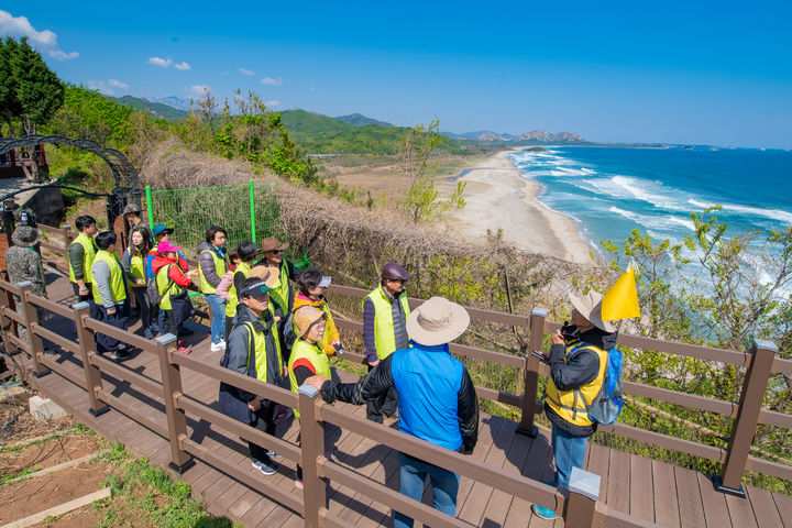 [고성=뉴시스] 지난해 관광객들이 DMZ 평화의 길을 걷고 있다.(사진=고성군 제공)photo@newsis.com *재판매 및 DB 금지