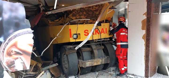 [서울=뉴시스]15일 소방과 서울 서부경찰서에 따르면 이날 오전 11시52분께 서울 은평구 신사동에서 건설장비인 로드롤러가 무인편의점으로 돌진하는 사고가 발생해 운전자 1명이 다쳤다. (사진=서울 은평소방서 제공) 2026.04.15. photo@newsis.com *재판매 및 DB 금지