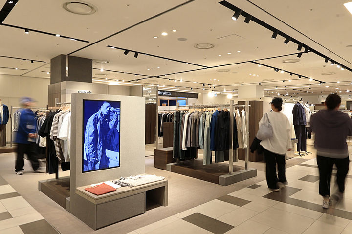 [서울=뉴시스] 신세계백화점이 오는 26일까지 남성·여성 인기 브랜드 160여개가 함께하는 '맨즈·우먼스위크'를 전 점포에서 개최한다고 16일 밝혔다.(사진=신세계백화점 제공) *재판매 및 DB 금지 *재판매 및 DB 금지