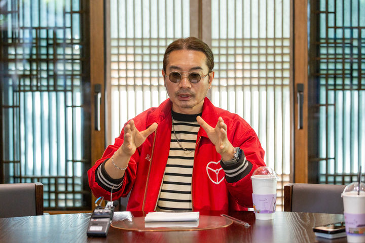 [서울=뉴시스] 15일 서울 중구 한국의집 청우정에서 2026년 봄 궁중문화축전 개막제 총감독을 맡은 양정웅 연출가가 질문에 답하고 있다. (사진=국가유산진흥원 제공) 2026.04.15. photo@newsis.com *재판매 및 DB 금지