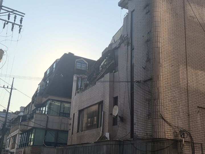 [서울=뉴시스] 조수원 기자 = 15일 오후 4시2분께 서울 서초구 뱅뱅사거리 인근에서 한 건물이 일부 무너졌다는 신고가 접수됐다.사진은 붕괴된 건물모습.2026.04.15. tide1@newsis.com *재판매 및 DB 금지