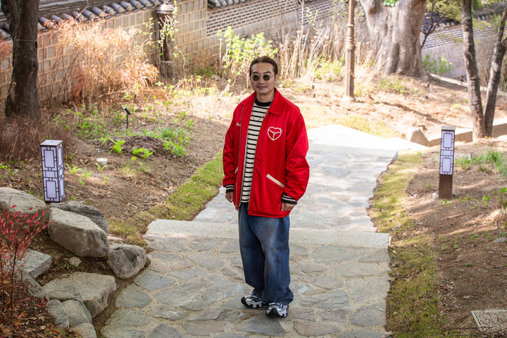 [서울=뉴시스] 양정웅 감독은 연출을 할 때면 항상 주제가 되는 색을 정해왔지만, 이번에는 포기했다고 고백했다. 그는 "궁 자체가 가지고 있는 깊이 있는 색들에 만족해서 어떤 색을 중심으로 해야겠다는 생각이 별로 안 들었었다"며 "기와의 먹색과 단청의 오래된 시간이 가진 색, 기둥이나 목재에 칠해진 색 등이 작품과 자연스레 조합되도록 조율했다"고 했다. (사진=국가유산진흥원 제공) 2026.04.15. photo@newsis.com *재판매 및 DB 금지