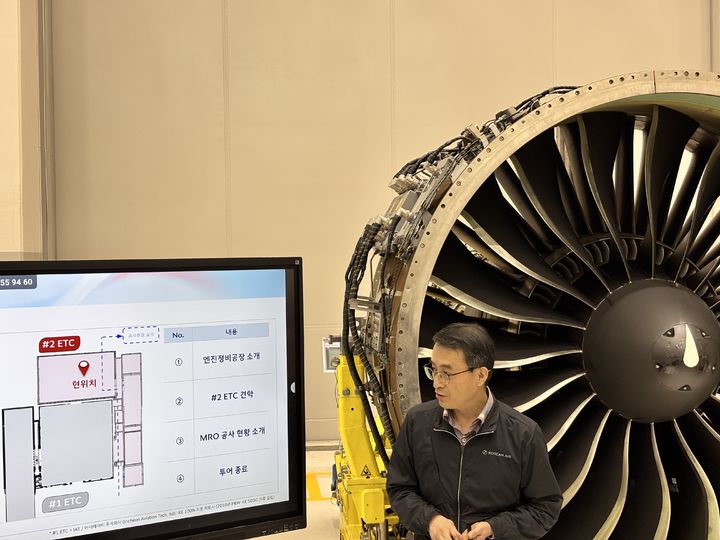 [인천=뉴시스] 신항섭 기자 = 김광은 대한항공 엔진정비공장장(상무)가 대한항공 엔진 테스트셀(ETC)시설에 대해 설명하고 있다. 2026.04.15. photo@newsis.com *재판매 및 DB 금지