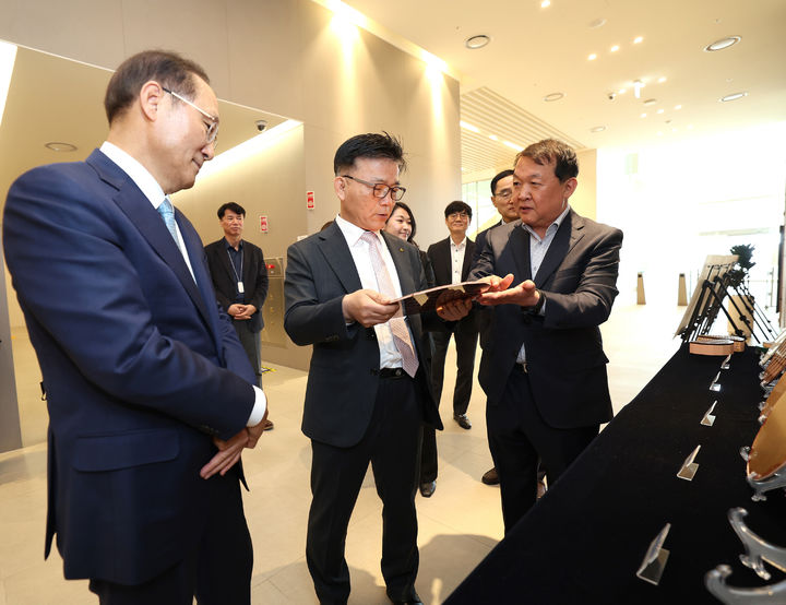 (왼쪽에서 두번째) 박상진 한국산업은행 회장이 샘씨엔에스의 오송 공장을 방문해 투자 진행 현황을 점검하고 있다. (사진=산업은행) *재판매 및 DB 금지